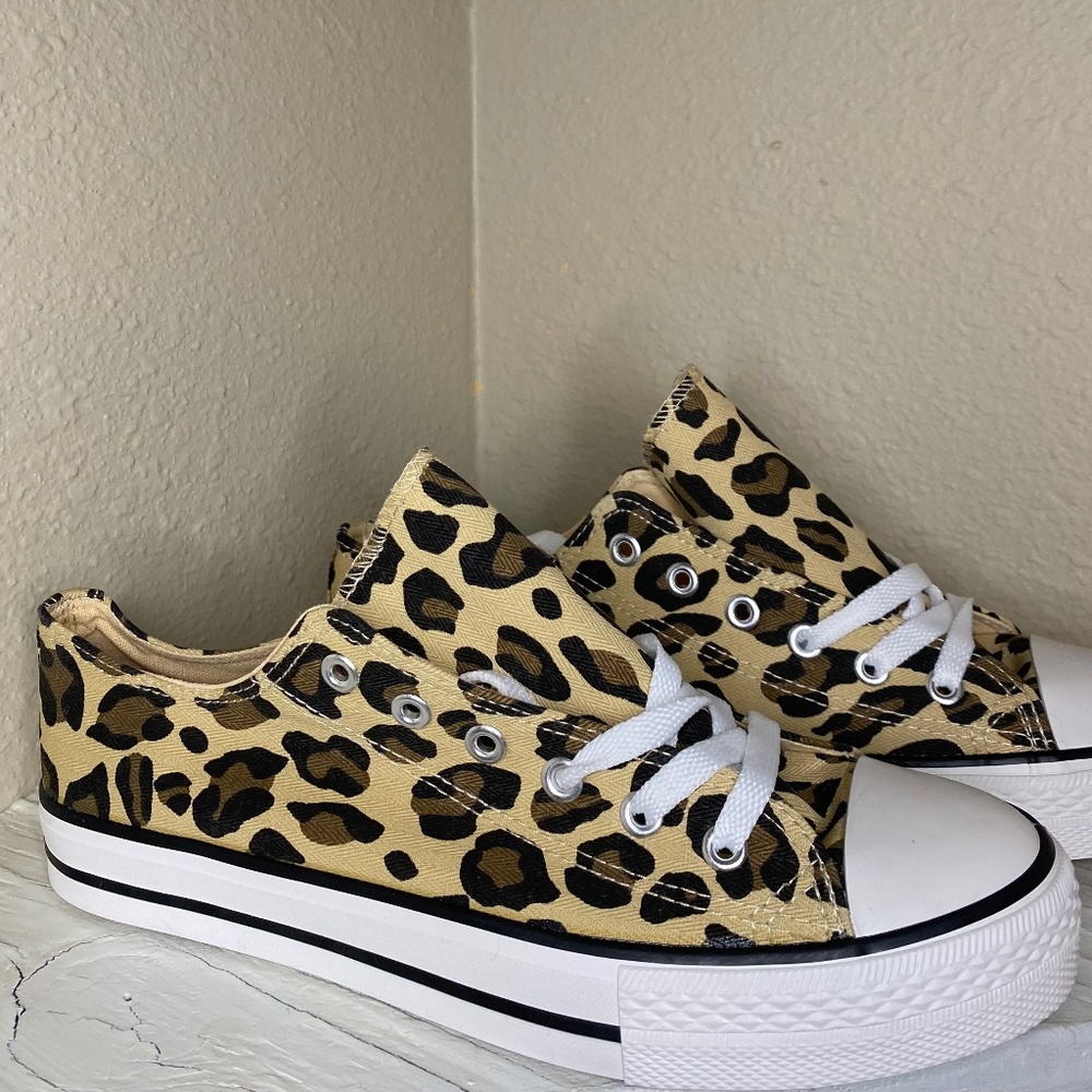Queen George low top leopard print sneakers